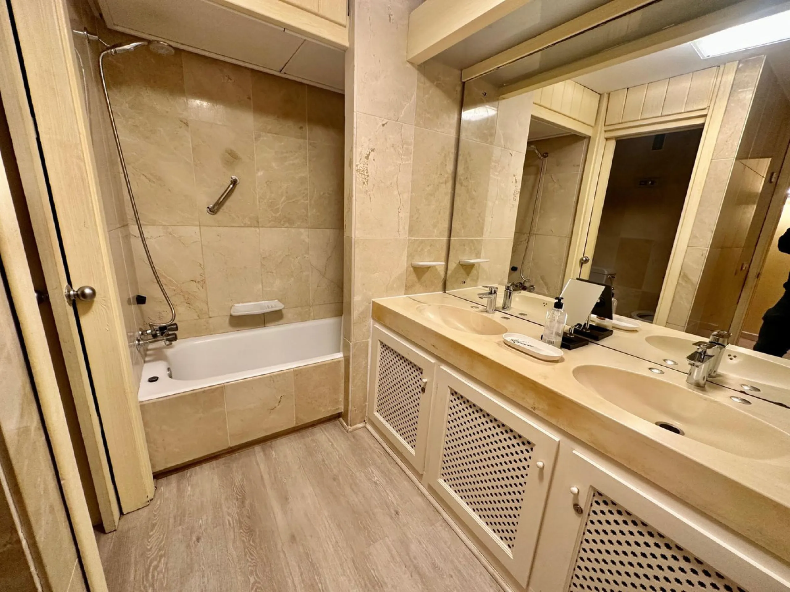 Exclusive Ground Floor Apartment in Playas del Duque, Puerto Banús – Beachfront Location