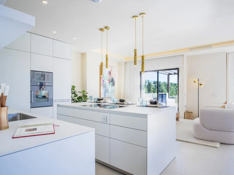 *** Spectacular Luxury Detached Villa on The New Golden Mile, Estepona *** Corner: Maximum Privacy *** 5 Bedrooms and 4 Bathrooms *** Spacious Terraces *** Private Garden with Jacuzzi and Swimming Pool *** BAsement with Windows and Bathroom *** Beachfront