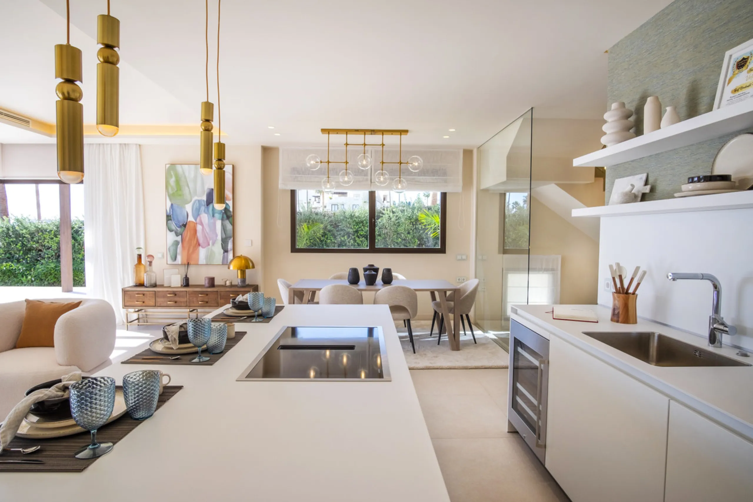 *** Spectacular Luxury Detached Villa on The New Golden Mile, Estepona *** Corner: Maximum Privacy *** 5 Bedrooms and 4 Bathrooms *** Spacious Terraces *** Private Garden with Jacuzzi and Swimming Pool *** BAsement with Windows and Bathroom *** Beachfront