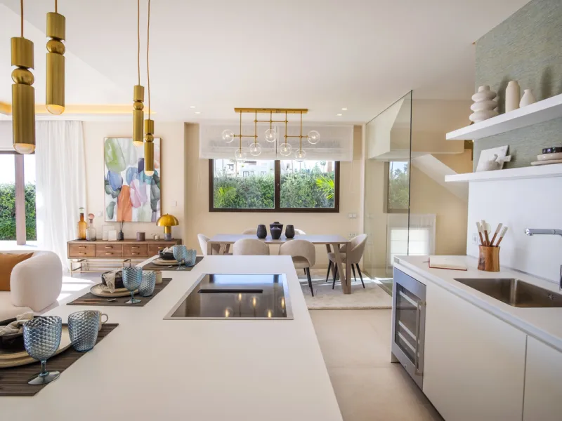 *** Spectacular Luxury Detached Villa on The New Golden Mile, Estepona *** Corner: Maximum Privacy *** 5 Bedrooms and 4 Bathrooms *** Spacious Terraces *** Private Garden with Jacuzzi and Swimming Pool *** BAsement with Windows and Bathroom *** Beachfront
