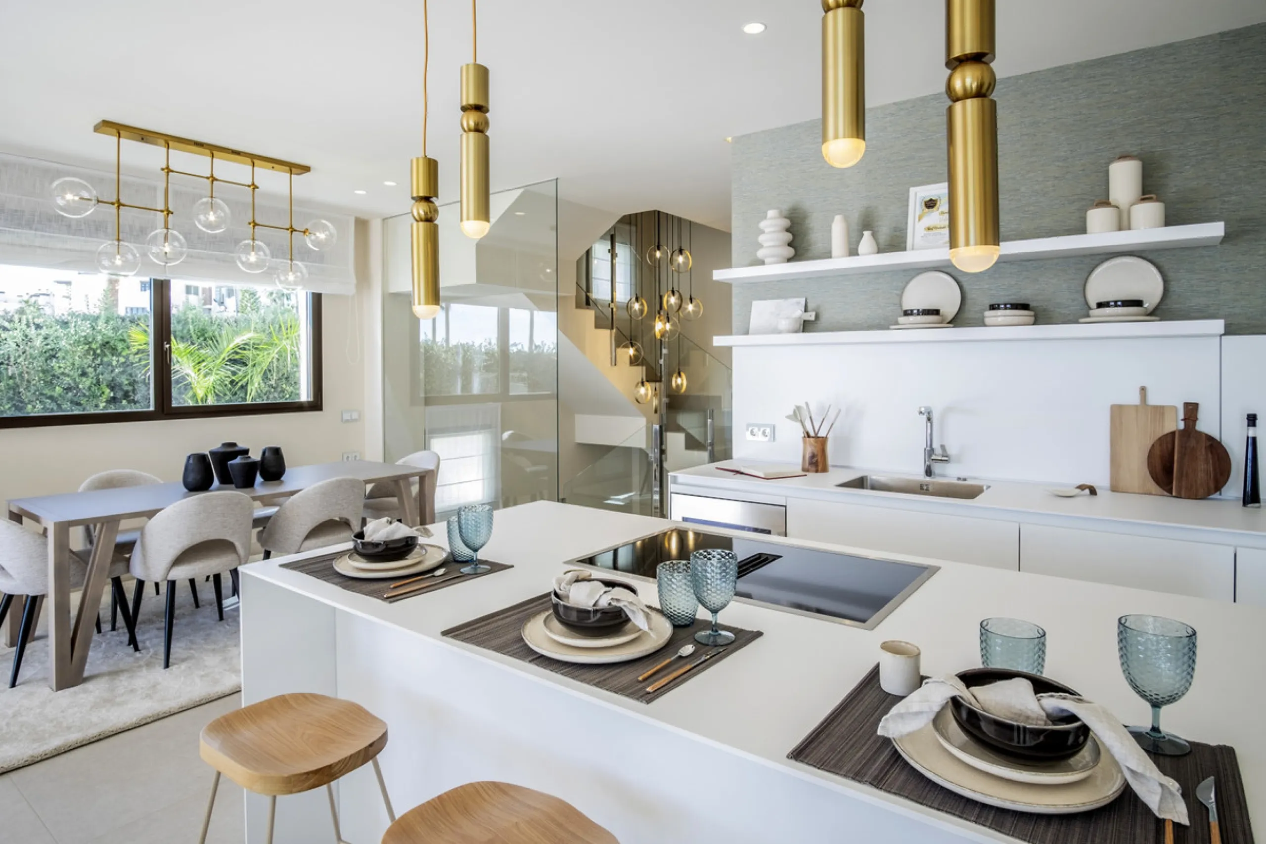 *** Spectacular Luxury Detached Villa on The New Golden Mile, Estepona *** Corner: Maximum Privacy *** 5 Bedrooms and 4 Bathrooms *** Spacious Terraces *** Private Garden with Jacuzzi and Swimming Pool *** BAsement with Windows and Bathroom *** Beachfront