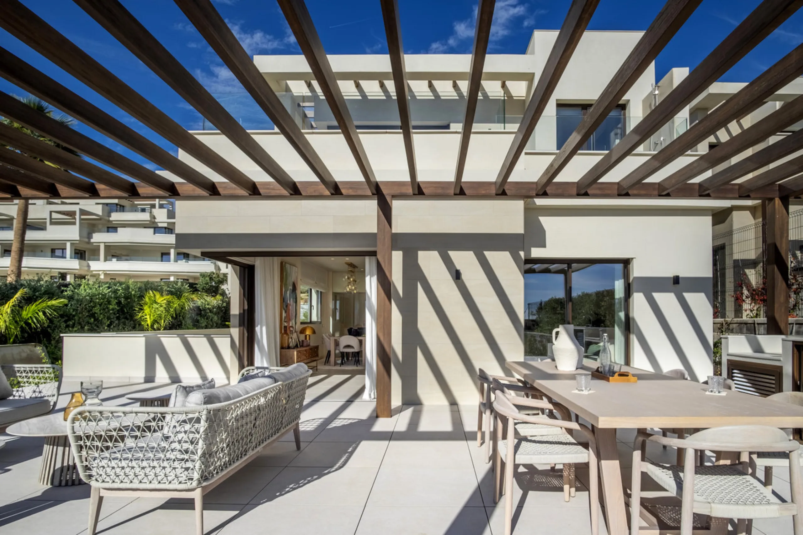 *** Spectacular Luxury Detached Villa on The New Golden Mile, Estepona *** Corner: Maximum Privacy *** 5 Bedrooms and 4 Bathrooms *** Spacious Terraces *** Private Garden with Jacuzzi and Swimming Pool *** BAsement with Windows and Bathroom *** Beachfront