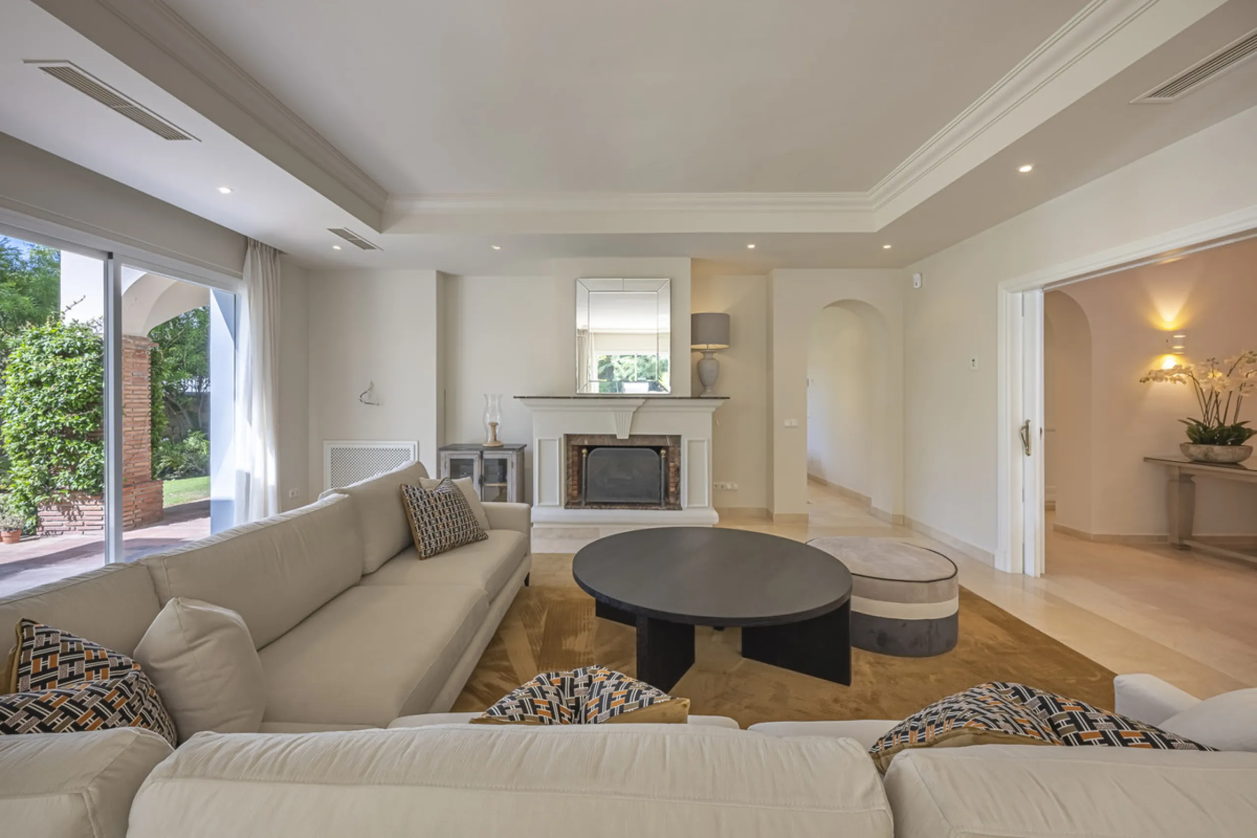 Set in the prestigious gated community of La Reserva de La Quinta in Benahavís, this Andalusian-inspired villa combines timeless architecture with a privileged frontline golf position. Surrounded by lush greenery, the property offers complete privacy, ele