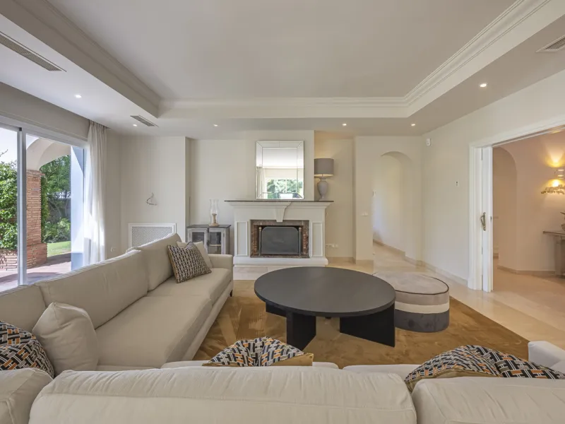 Set in the prestigious gated community of La Reserva de La Quinta in Benahavís, this Andalusian-inspired villa combines timeless architecture with a privileged frontline golf position. Surrounded by lush greenery, the property offers complete privacy, ele