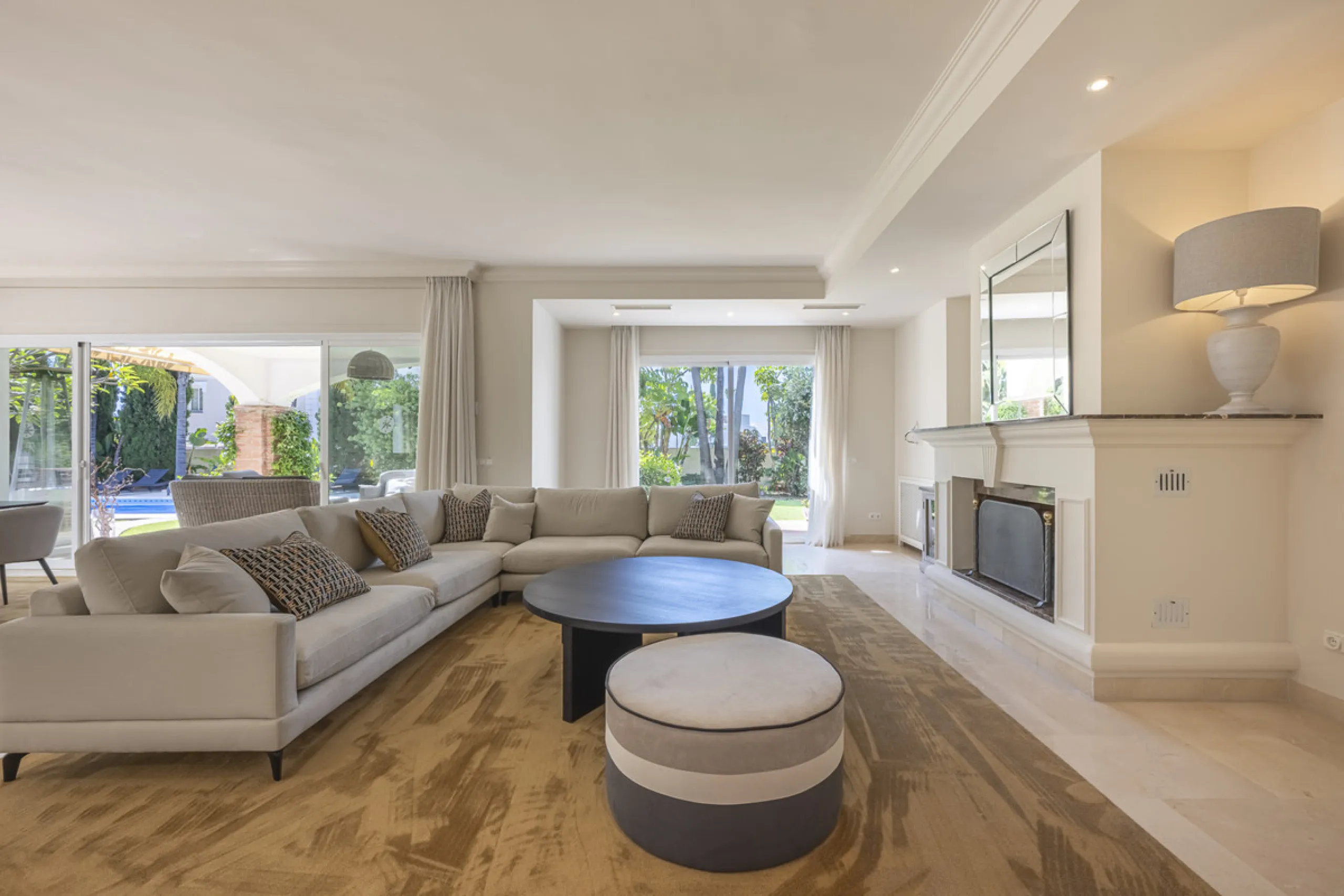 Set in the prestigious gated community of La Reserva de La Quinta in Benahavís, this Andalusian-inspired villa combines timeless architecture with a privileged frontline golf position. Surrounded by lush greenery, the property offers complete privacy, ele