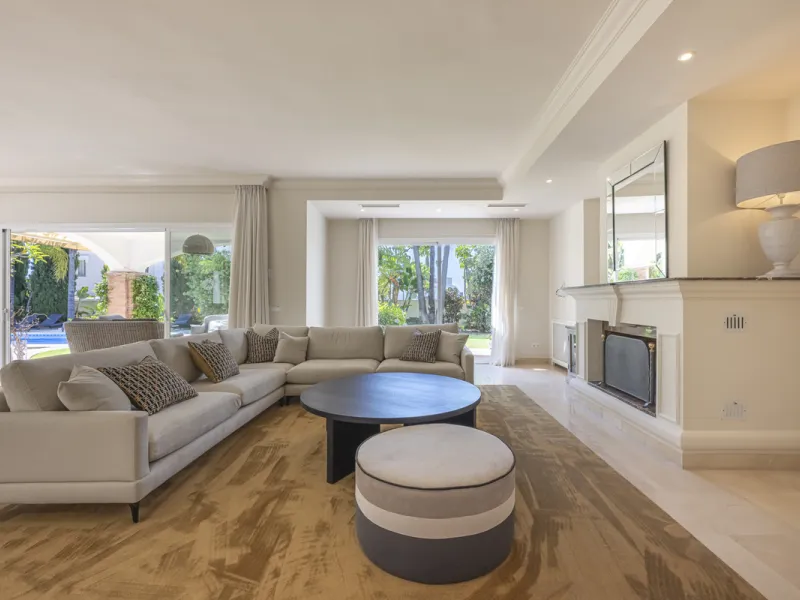 Set in the prestigious gated community of La Reserva de La Quinta in Benahavís, this Andalusian-inspired villa combines timeless architecture with a privileged frontline golf position. Surrounded by lush greenery, the property offers complete privacy, ele