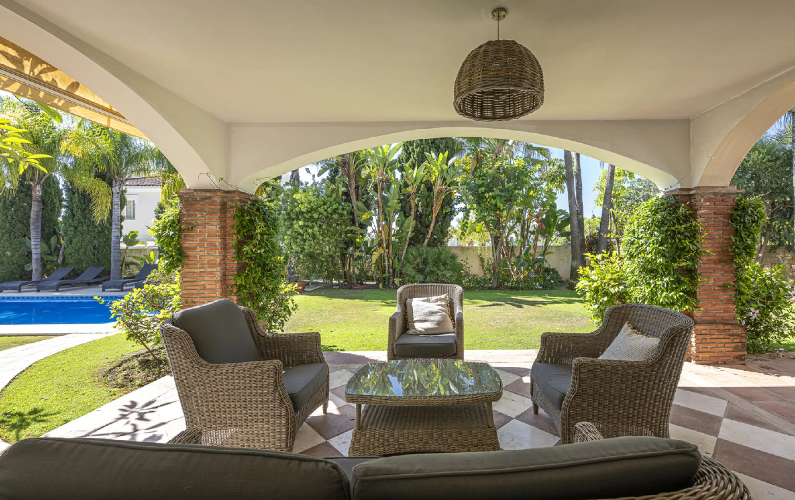 Set in the prestigious gated community of La Reserva de La Quinta in Benahavís, this Andalusian-inspired villa combines timeless architecture with a privileged frontline golf position. Surrounded by lush greenery, the property offers complete privacy, ele