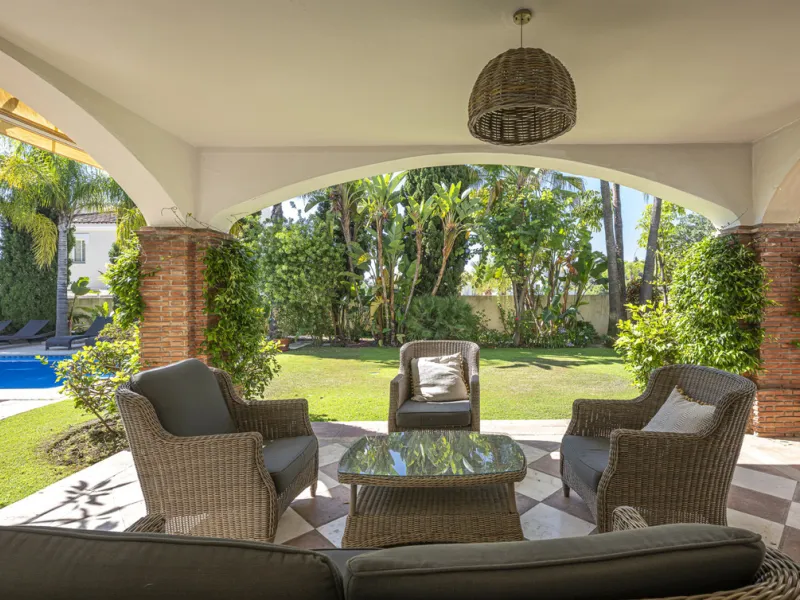 Set in the prestigious gated community of La Reserva de La Quinta in Benahavís, this Andalusian-inspired villa combines timeless architecture with a privileged frontline golf position. Surrounded by lush greenery, the property offers complete privacy, ele