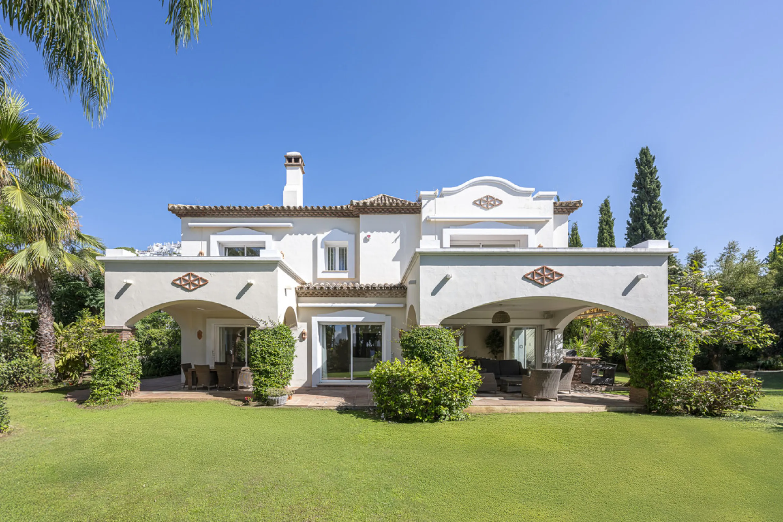 Set in the prestigious gated community of La Reserva de La Quinta in Benahavís, this Andalusian-inspired villa combines timeless architecture with a privileged frontline golf position. Surrounded by lush greenery, the property offers complete privacy, ele