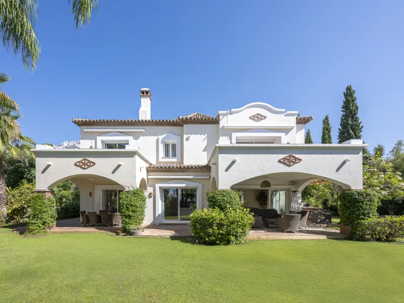 Set in the prestigious gated community of La Reserva de La Quinta in Benahavís, this Andalusian-inspired villa combines timeless architecture with a privileged frontline golf position. Surrounded by lush greenery, the property offers complete privacy, ele