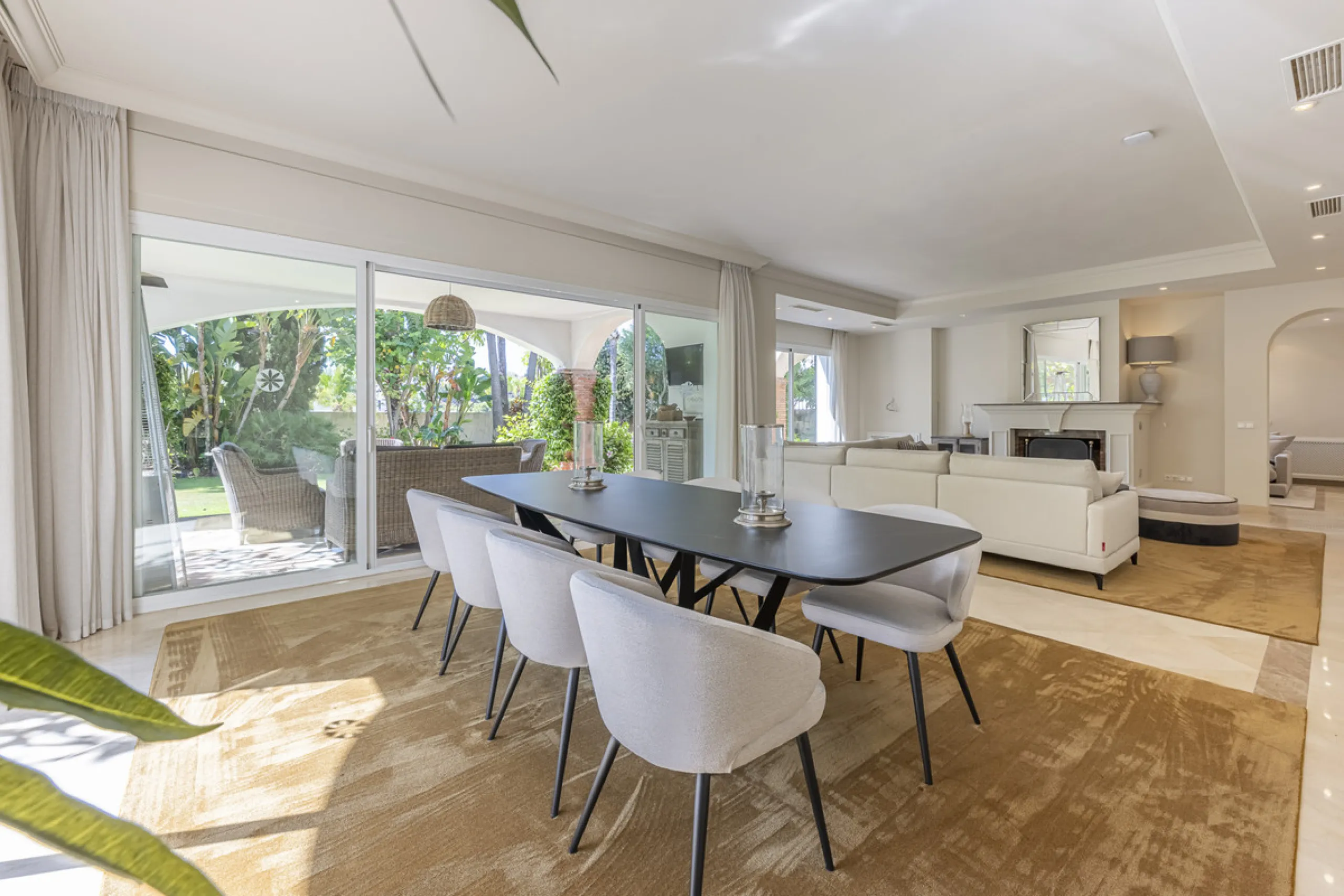 Set in the prestigious gated community of La Reserva de La Quinta in Benahavís, this Andalusian-inspired villa combines timeless architecture with a privileged frontline golf position. Surrounded by lush greenery, the property offers complete privacy, ele