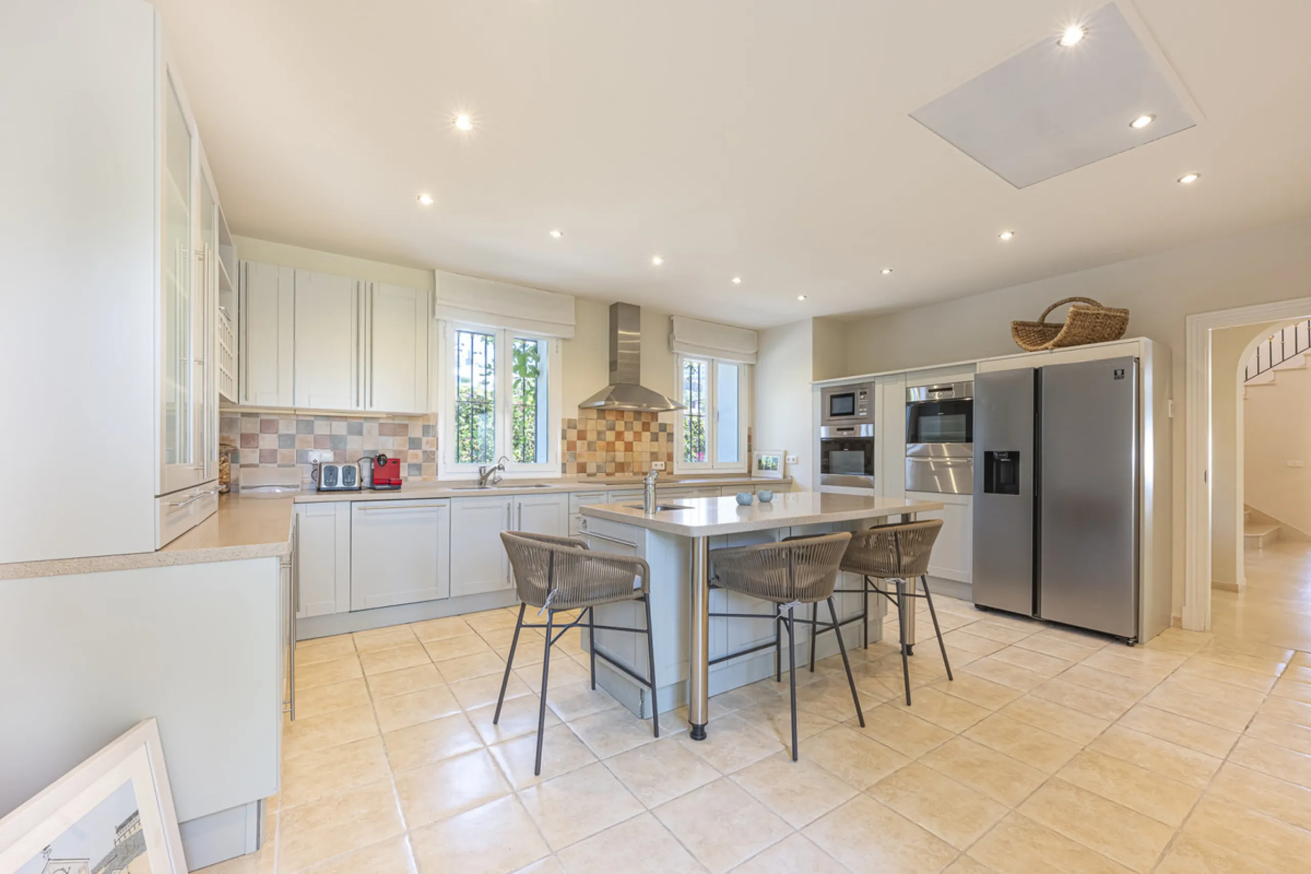 Set in the prestigious gated community of La Reserva de La Quinta in Benahavís, this Andalusian-inspired villa combines timeless architecture with a privileged frontline golf position. Surrounded by lush greenery, the property offers complete privacy, ele