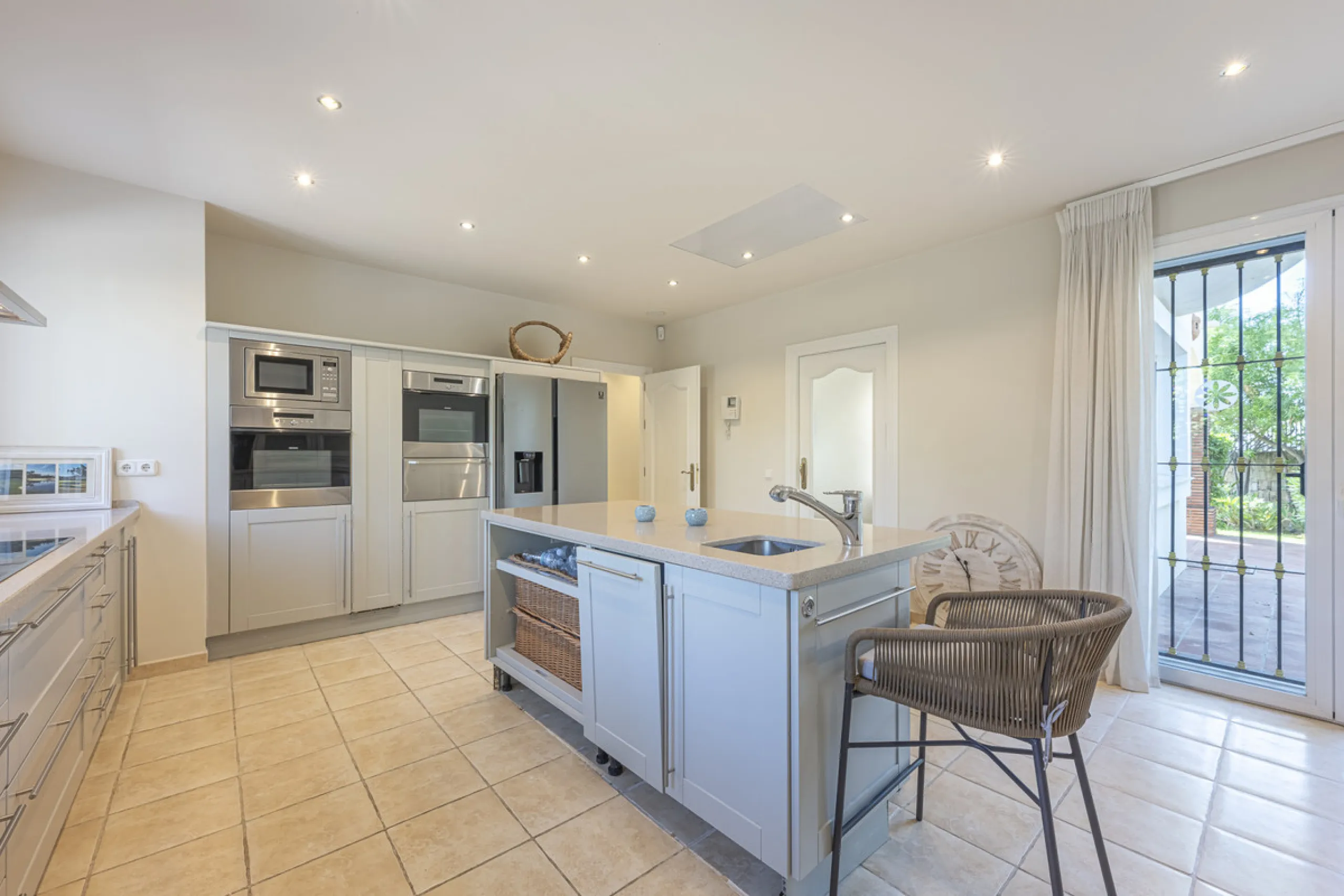 Set in the prestigious gated community of La Reserva de La Quinta in Benahavís, this Andalusian-inspired villa combines timeless architecture with a privileged frontline golf position. Surrounded by lush greenery, the property offers complete privacy, ele