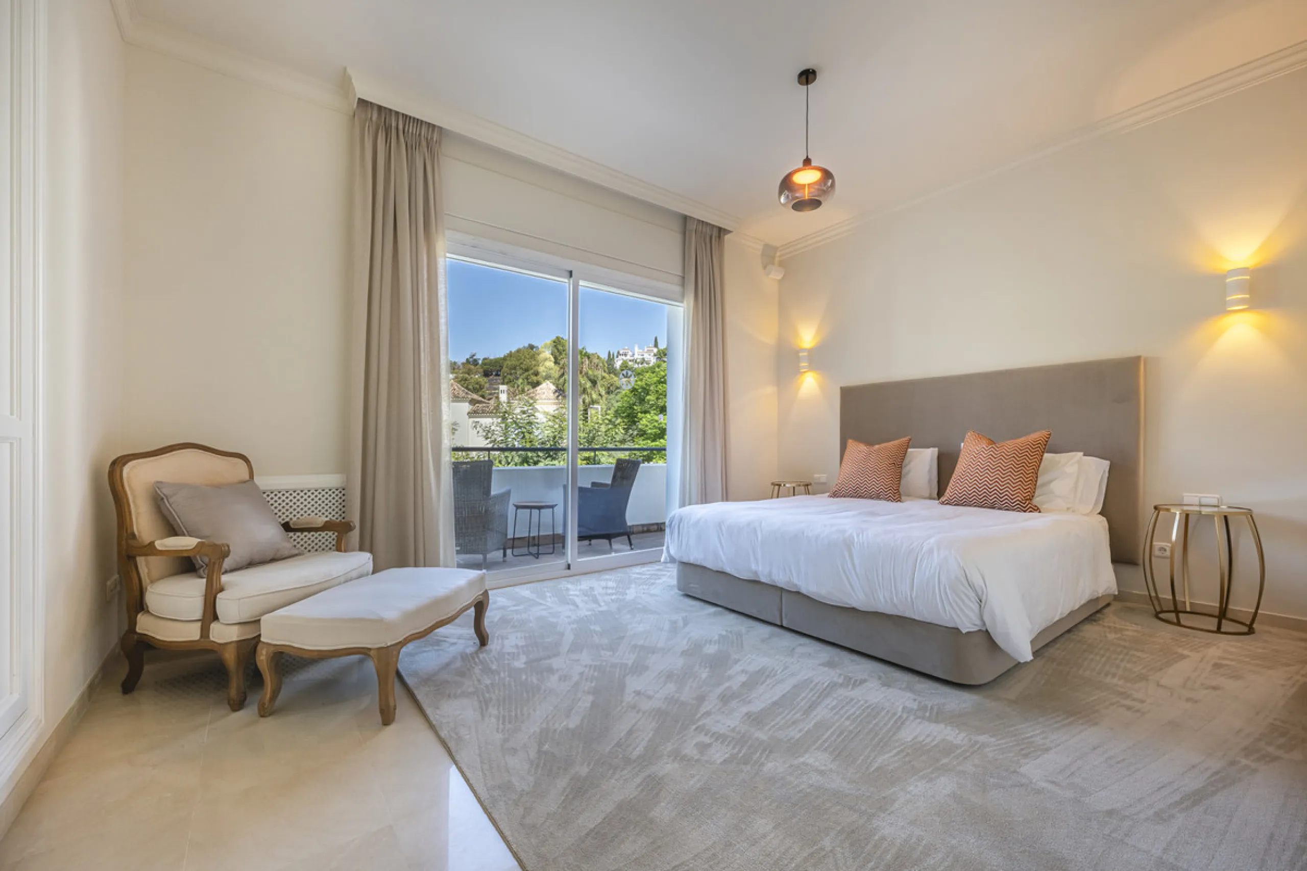 Set in the prestigious gated community of La Reserva de La Quinta in Benahavís, this Andalusian-inspired villa combines timeless architecture with a privileged frontline golf position. Surrounded by lush greenery, the property offers complete privacy, ele