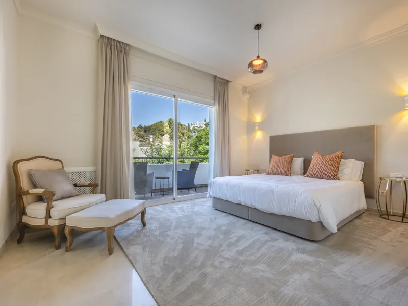 Set in the prestigious gated community of La Reserva de La Quinta in Benahavís, this Andalusian-inspired villa combines timeless architecture with a privileged frontline golf position. Surrounded by lush greenery, the property offers complete privacy, ele