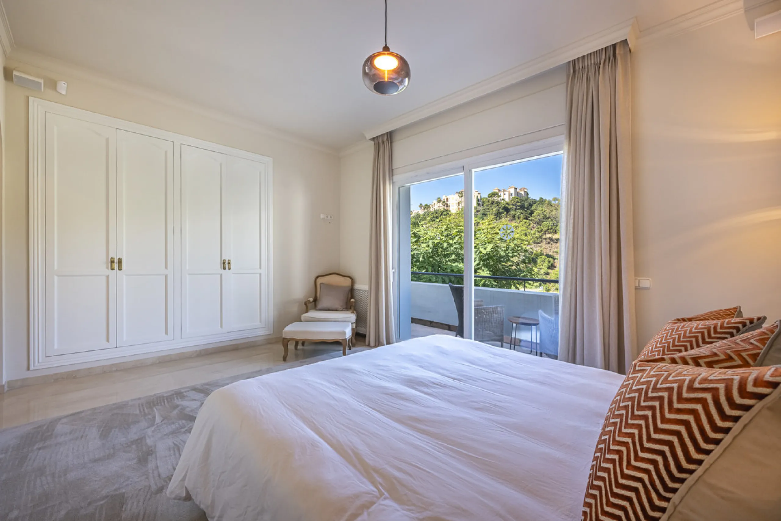 Set in the prestigious gated community of La Reserva de La Quinta in Benahavís, this Andalusian-inspired villa combines timeless architecture with a privileged frontline golf position. Surrounded by lush greenery, the property offers complete privacy, ele