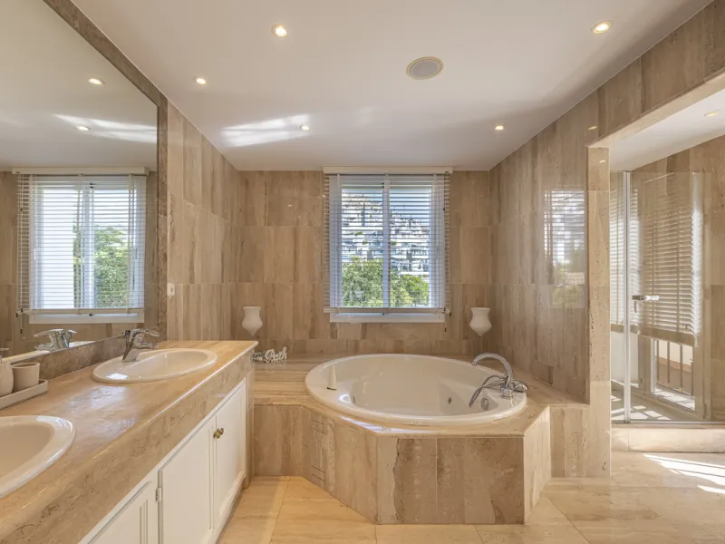 Set in the prestigious gated community of La Reserva de La Quinta in Benahavís, this Andalusian-inspired villa combines timeless architecture with a privileged frontline golf position. Surrounded by lush greenery, the property offers complete privacy, ele