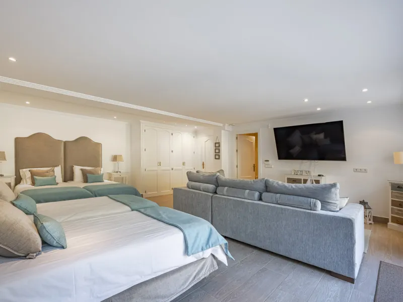 Set in the prestigious gated community of La Reserva de La Quinta in Benahavís, this Andalusian-inspired villa combines timeless architecture with a privileged frontline golf position. Surrounded by lush greenery, the property offers complete privacy, ele