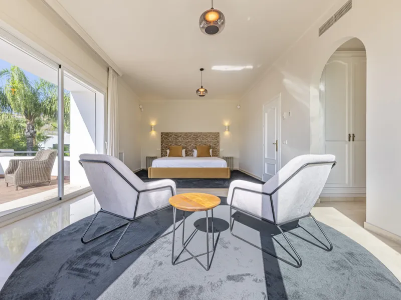 Set in the prestigious gated community of La Reserva de La Quinta in Benahavís, this Andalusian-inspired villa combines timeless architecture with a privileged frontline golf position. Surrounded by lush greenery, the property offers complete privacy, ele