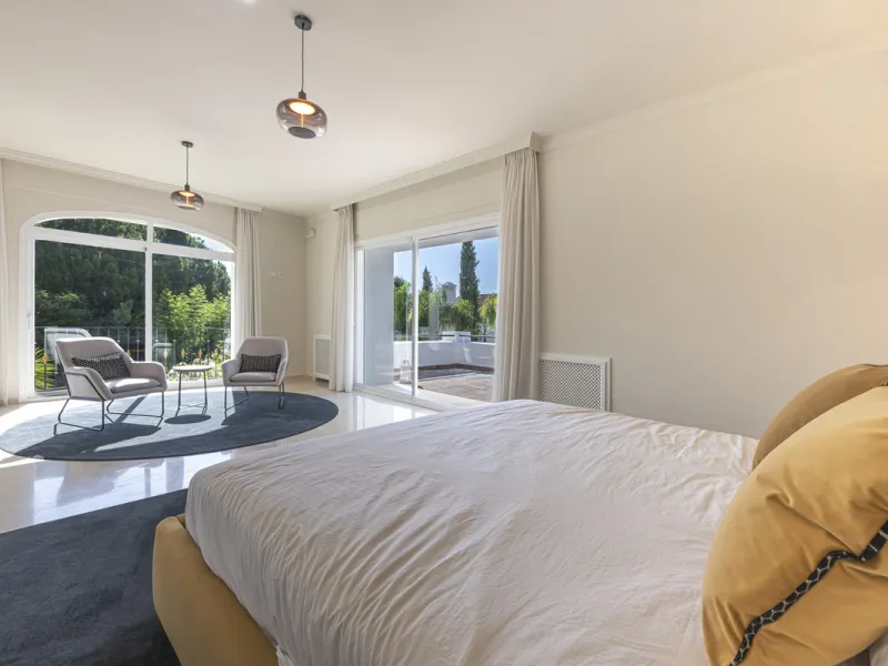 Set in the prestigious gated community of La Reserva de La Quinta in Benahavís, this Andalusian-inspired villa combines timeless architecture with a privileged frontline golf position. Surrounded by lush greenery, the property offers complete privacy, ele