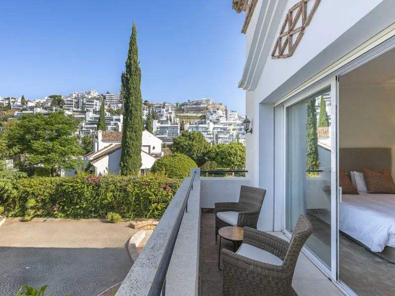 Set in the prestigious gated community of La Reserva de La Quinta in Benahavís, this Andalusian-inspired villa combines timeless architecture with a privileged frontline golf position. Surrounded by lush greenery, the property offers complete privacy, ele