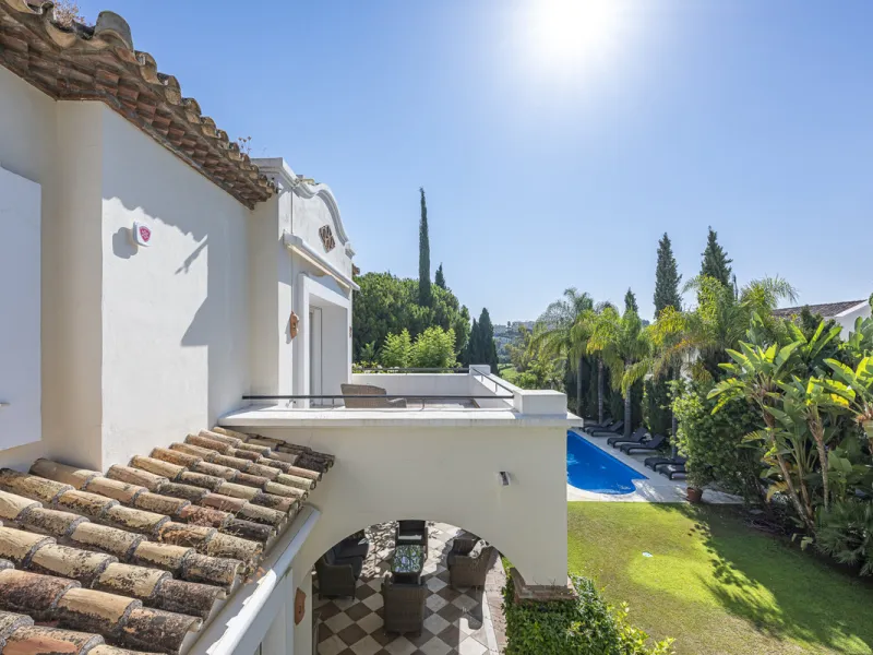 Set in the prestigious gated community of La Reserva de La Quinta in Benahavís, this Andalusian-inspired villa combines timeless architecture with a privileged frontline golf position. Surrounded by lush greenery, the property offers complete privacy, ele