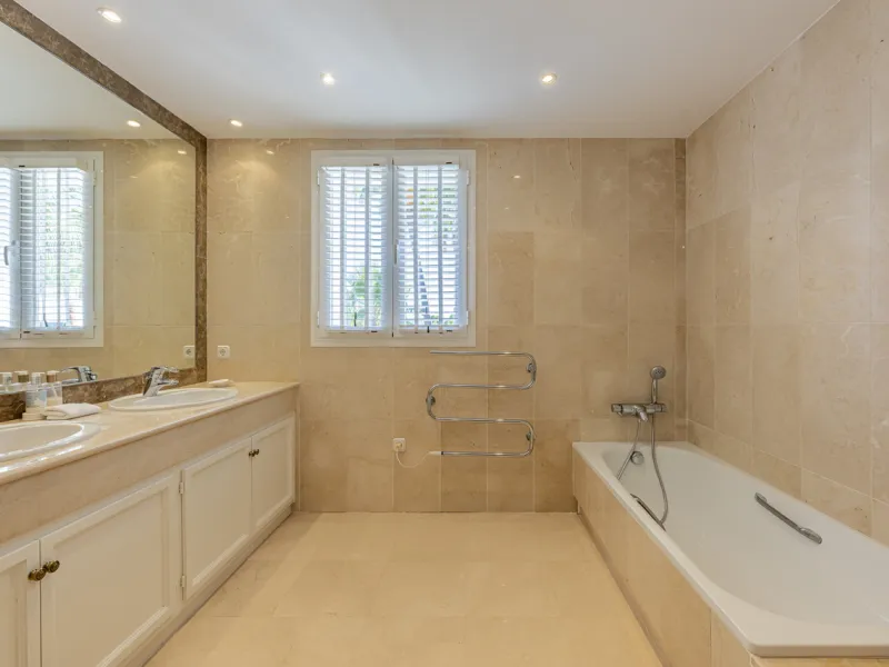 Set in the prestigious gated community of La Reserva de La Quinta in Benahavís, this Andalusian-inspired villa combines timeless architecture with a privileged frontline golf position. Surrounded by lush greenery, the property offers complete privacy, ele