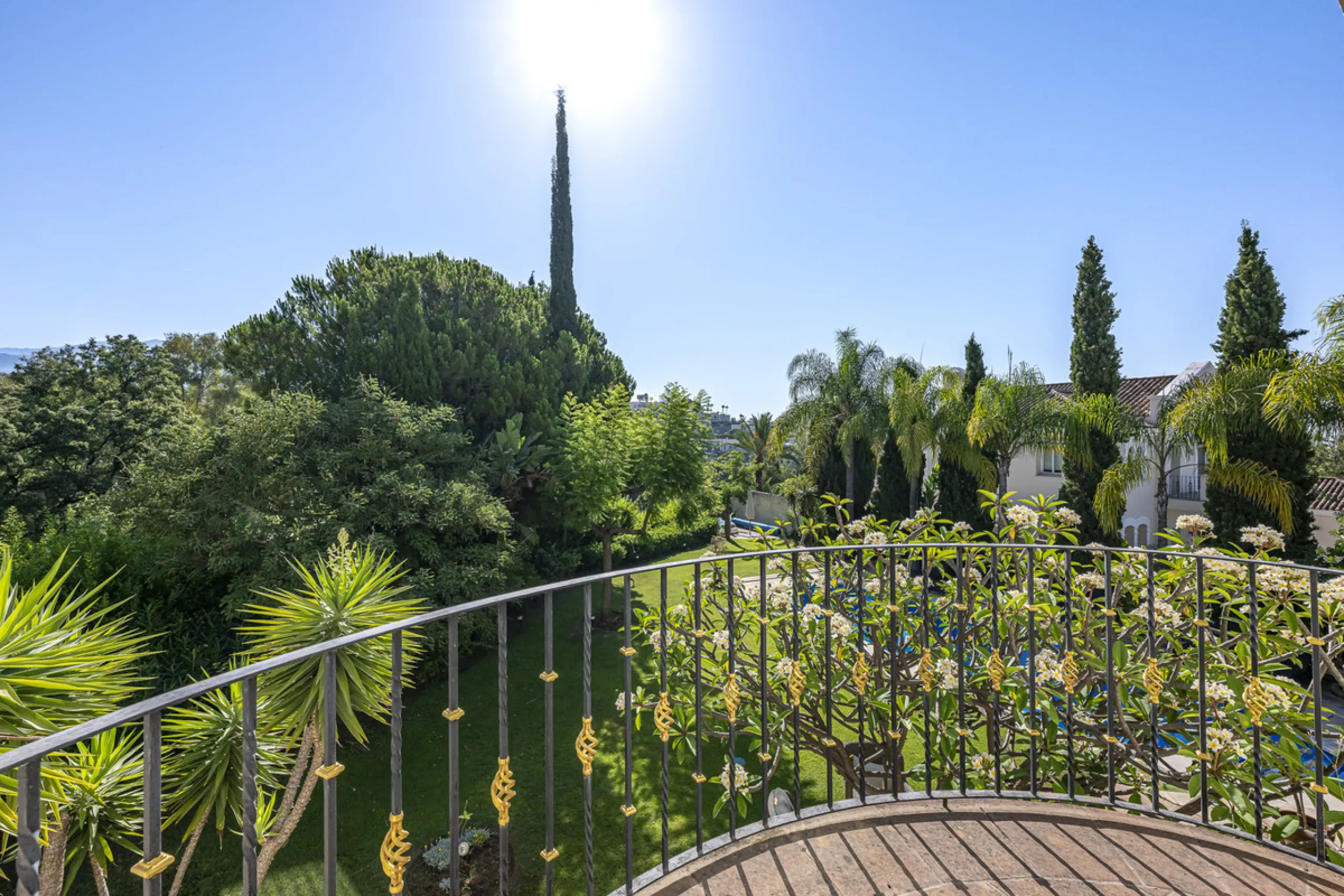 Set in the prestigious gated community of La Reserva de La Quinta in Benahavís, this Andalusian-inspired villa combines timeless architecture with a privileged frontline golf position. Surrounded by lush greenery, the property offers complete privacy, ele