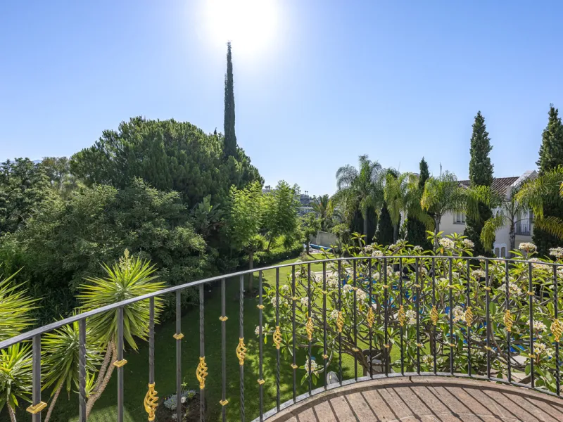 Set in the prestigious gated community of La Reserva de La Quinta in Benahavís, this Andalusian-inspired villa combines timeless architecture with a privileged frontline golf position. Surrounded by lush greenery, the property offers complete privacy, ele
