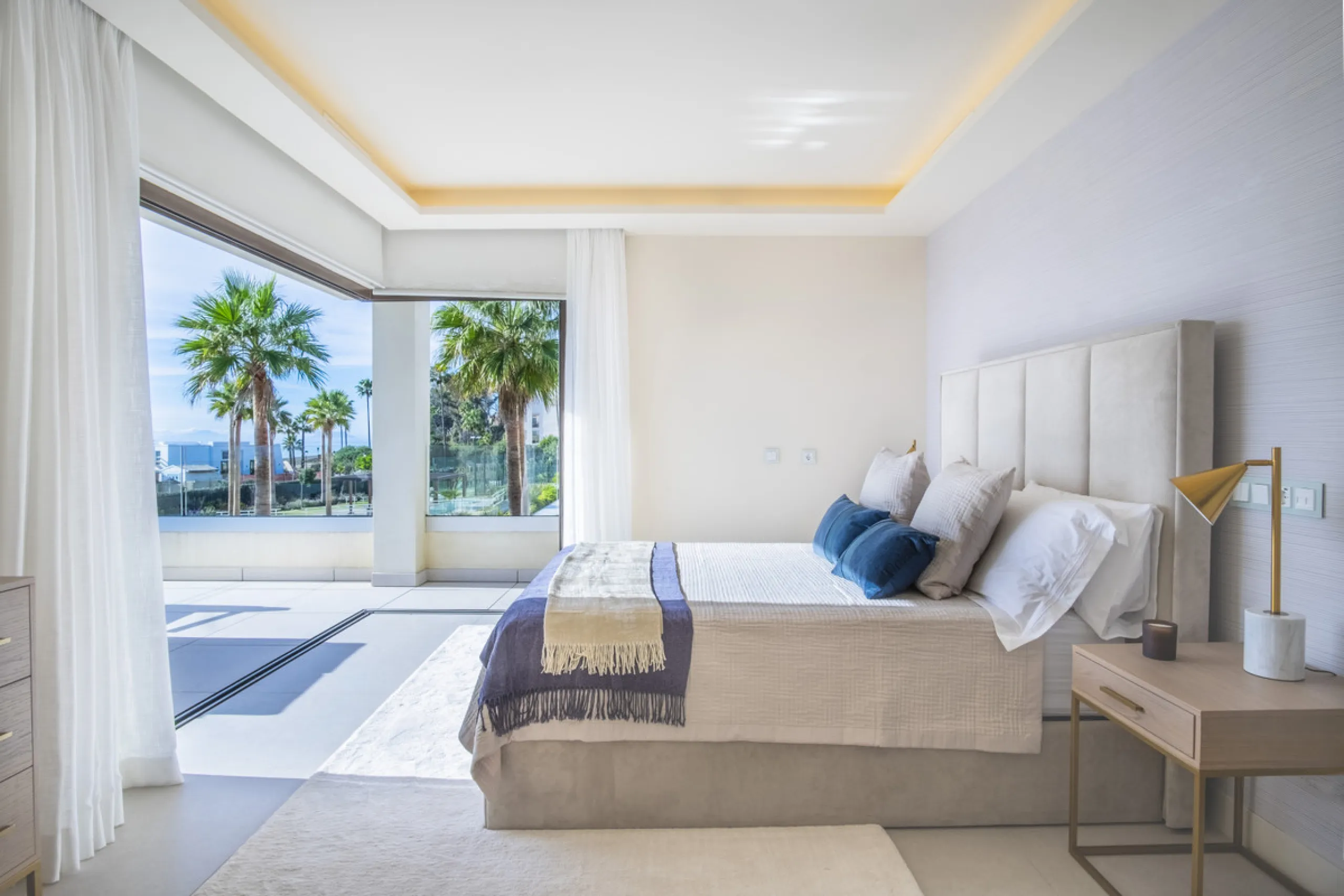 *** Spectacular Luxury Detached Villa on The New Golden Mile, Estepona *** Corner: Maximum Privacy *** 5 Bedrooms and 4 Bathrooms *** Spacious Terraces *** Private Garden with Jacuzzi and Swimming Pool *** BAsement with Windows and Bathroom *** Beachfront