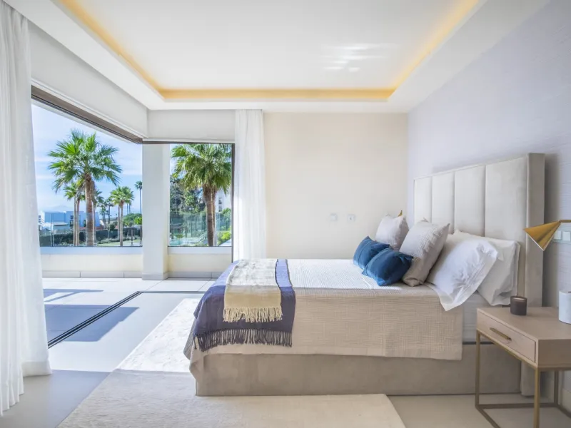 *** Spectacular Luxury Detached Villa on The New Golden Mile, Estepona *** Corner: Maximum Privacy *** 5 Bedrooms and 4 Bathrooms *** Spacious Terraces *** Private Garden with Jacuzzi and Swimming Pool *** BAsement with Windows and Bathroom *** Beachfront