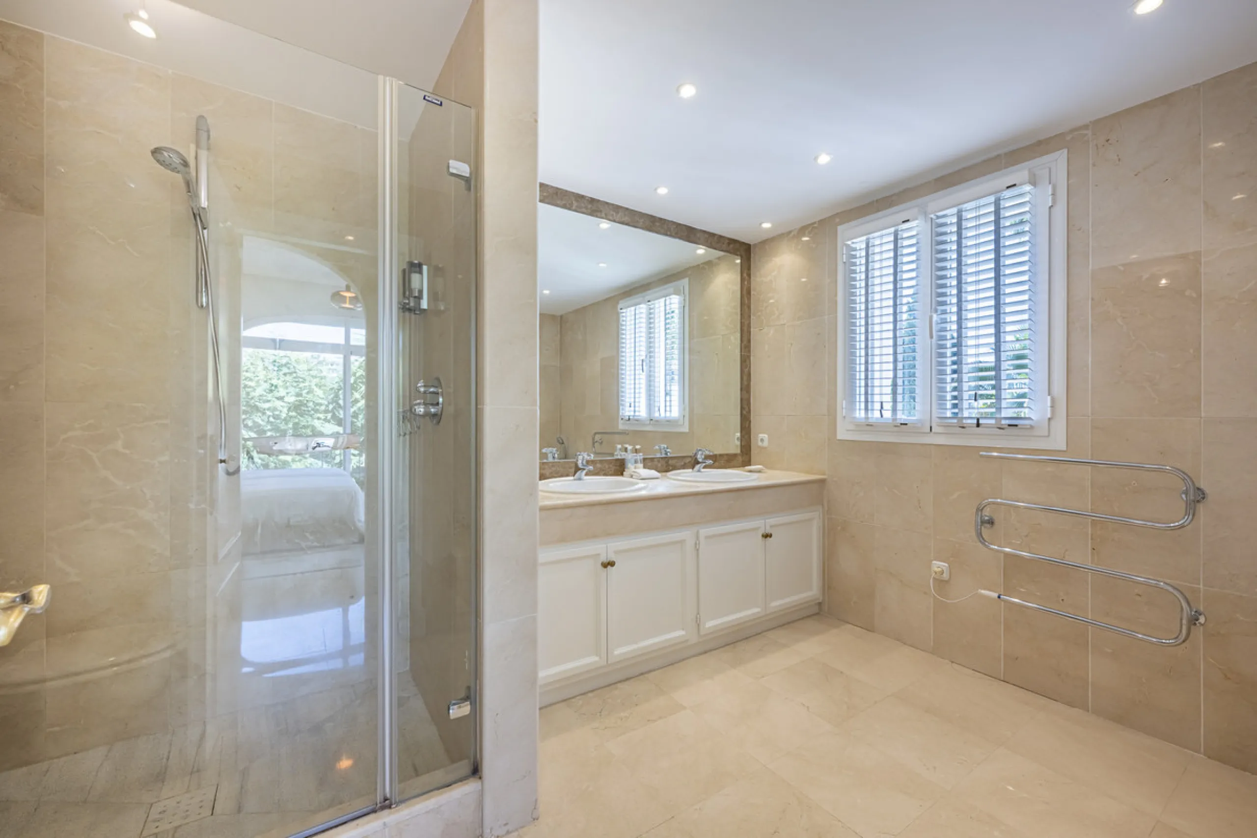 Set in the prestigious gated community of La Reserva de La Quinta in Benahavís, this Andalusian-inspired villa combines timeless architecture with a privileged frontline golf position. Surrounded by lush greenery, the property offers complete privacy, ele