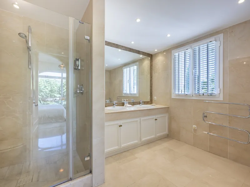 Set in the prestigious gated community of La Reserva de La Quinta in Benahavís, this Andalusian-inspired villa combines timeless architecture with a privileged frontline golf position. Surrounded by lush greenery, the property offers complete privacy, ele