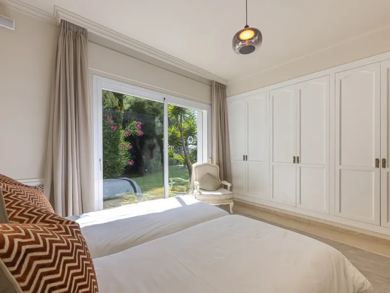 Set in the prestigious gated community of La Reserva de La Quinta in Benahavís, this Andalusian-inspired villa combines timeless architecture with a privileged frontline golf position. Surrounded by lush greenery, the property offers complete privacy, ele