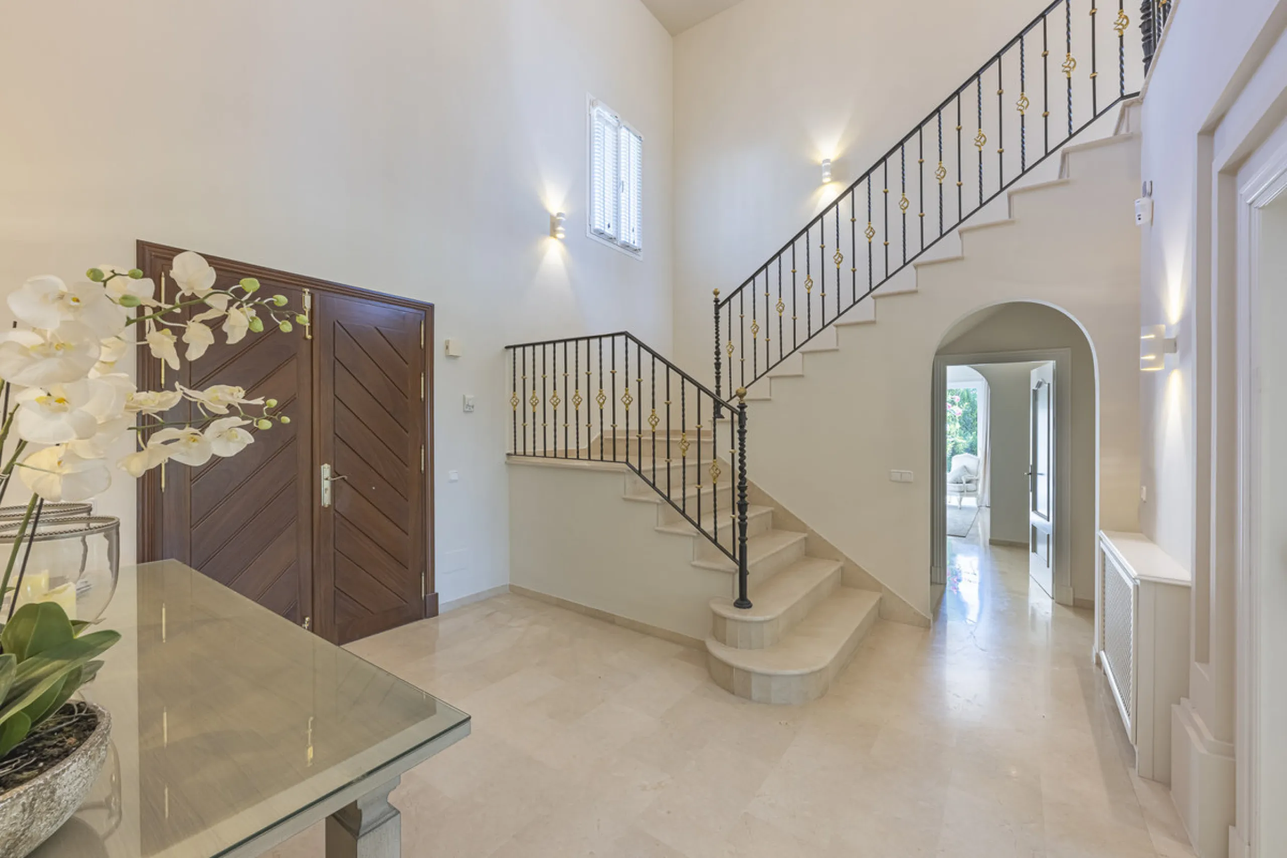 Set in the prestigious gated community of La Reserva de La Quinta in Benahavís, this Andalusian-inspired villa combines timeless architecture with a privileged frontline golf position. Surrounded by lush greenery, the property offers complete privacy, ele