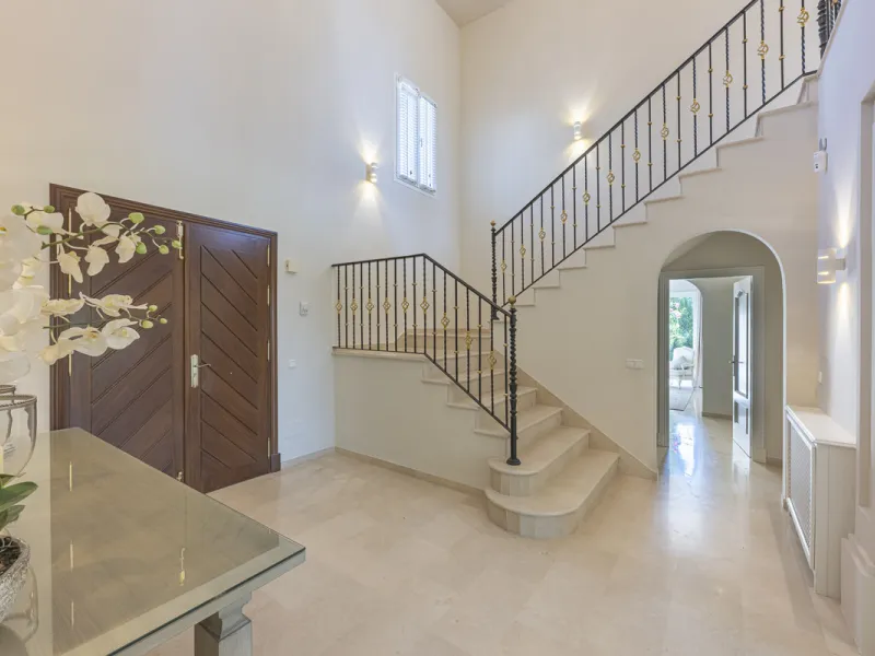 Set in the prestigious gated community of La Reserva de La Quinta in Benahavís, this Andalusian-inspired villa combines timeless architecture with a privileged frontline golf position. Surrounded by lush greenery, the property offers complete privacy, ele