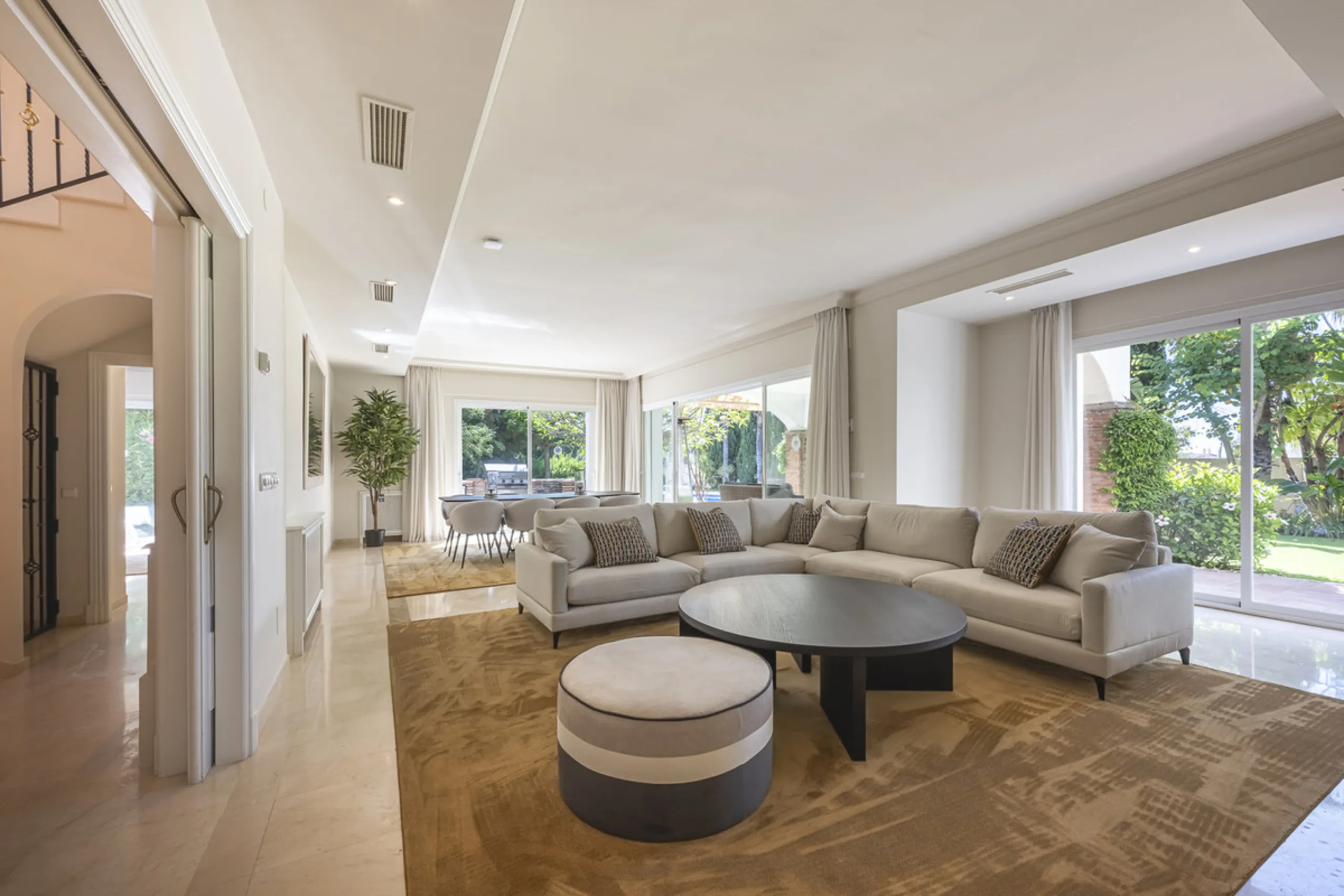 Set in the prestigious gated community of La Reserva de La Quinta in Benahavís, this Andalusian-inspired villa combines timeless architecture with a privileged frontline golf position. Surrounded by lush greenery, the property offers complete privacy, ele