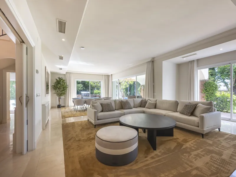 Set in the prestigious gated community of La Reserva de La Quinta in Benahavís, this Andalusian-inspired villa combines timeless architecture with a privileged frontline golf position. Surrounded by lush greenery, the property offers complete privacy, ele
