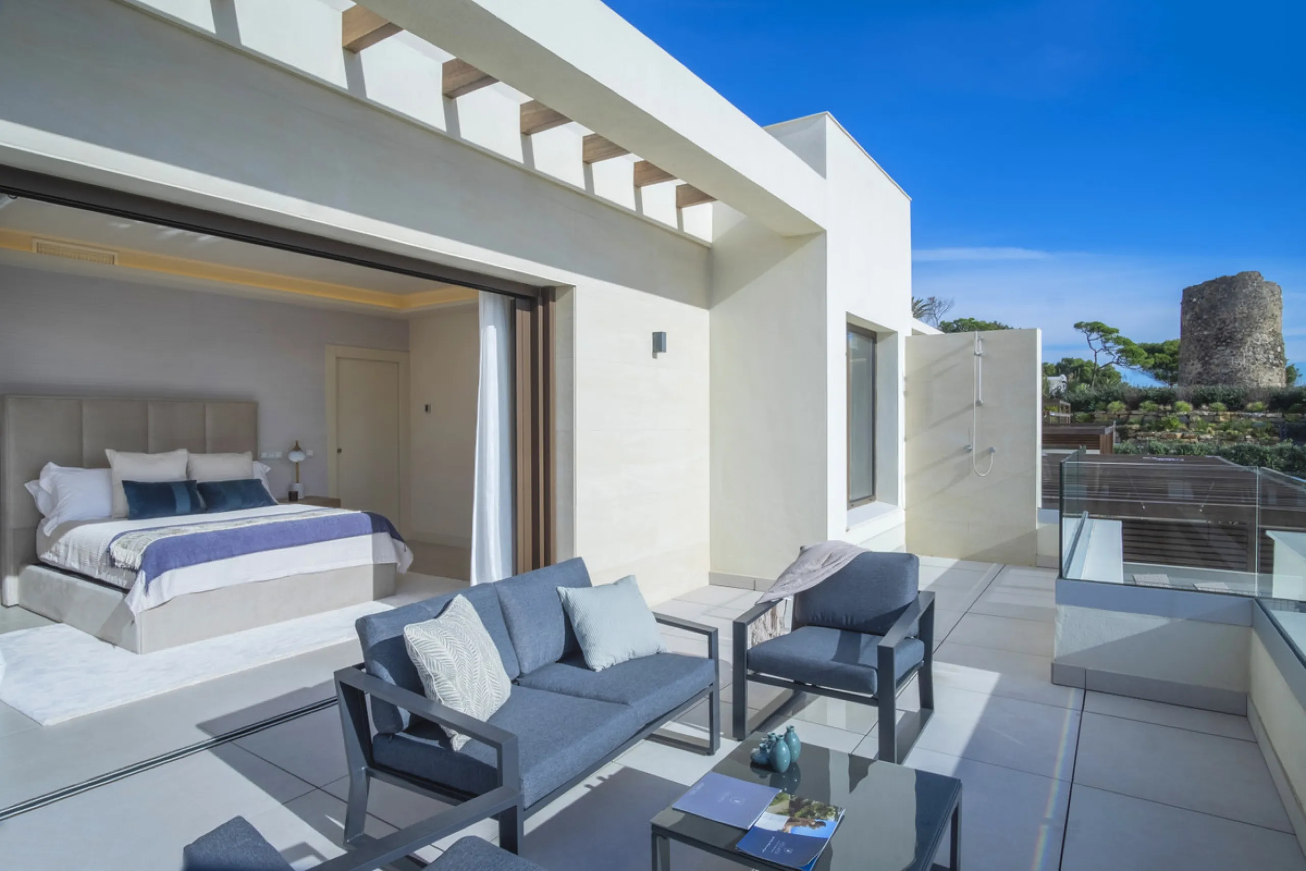 *** Spectacular Luxury Detached Villa on The New Golden Mile, Estepona *** Corner: Maximum Privacy *** 5 Bedrooms and 4 Bathrooms *** Spacious Terraces *** Private Garden with Jacuzzi and Swimming Pool *** BAsement with Windows and Bathroom *** Beachfront