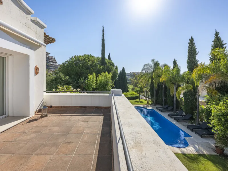 Set in the prestigious gated community of La Reserva de La Quinta in Benahavís, this Andalusian-inspired villa combines timeless architecture with a privileged frontline golf position. Surrounded by lush greenery, the property offers complete privacy, ele