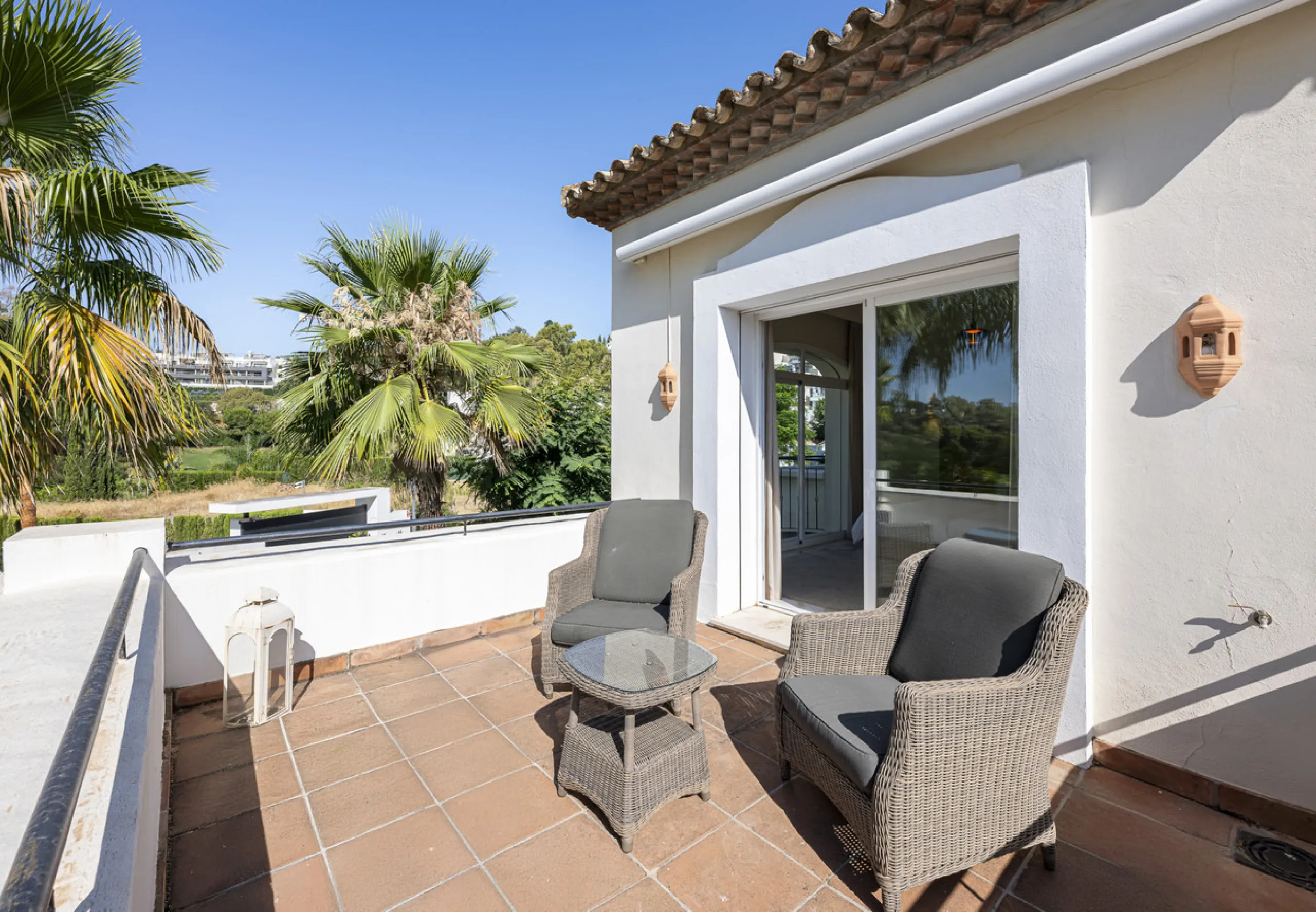 Set in the prestigious gated community of La Reserva de La Quinta in Benahavís, this Andalusian-inspired villa combines timeless architecture with a privileged frontline golf position. Surrounded by lush greenery, the property offers complete privacy, ele