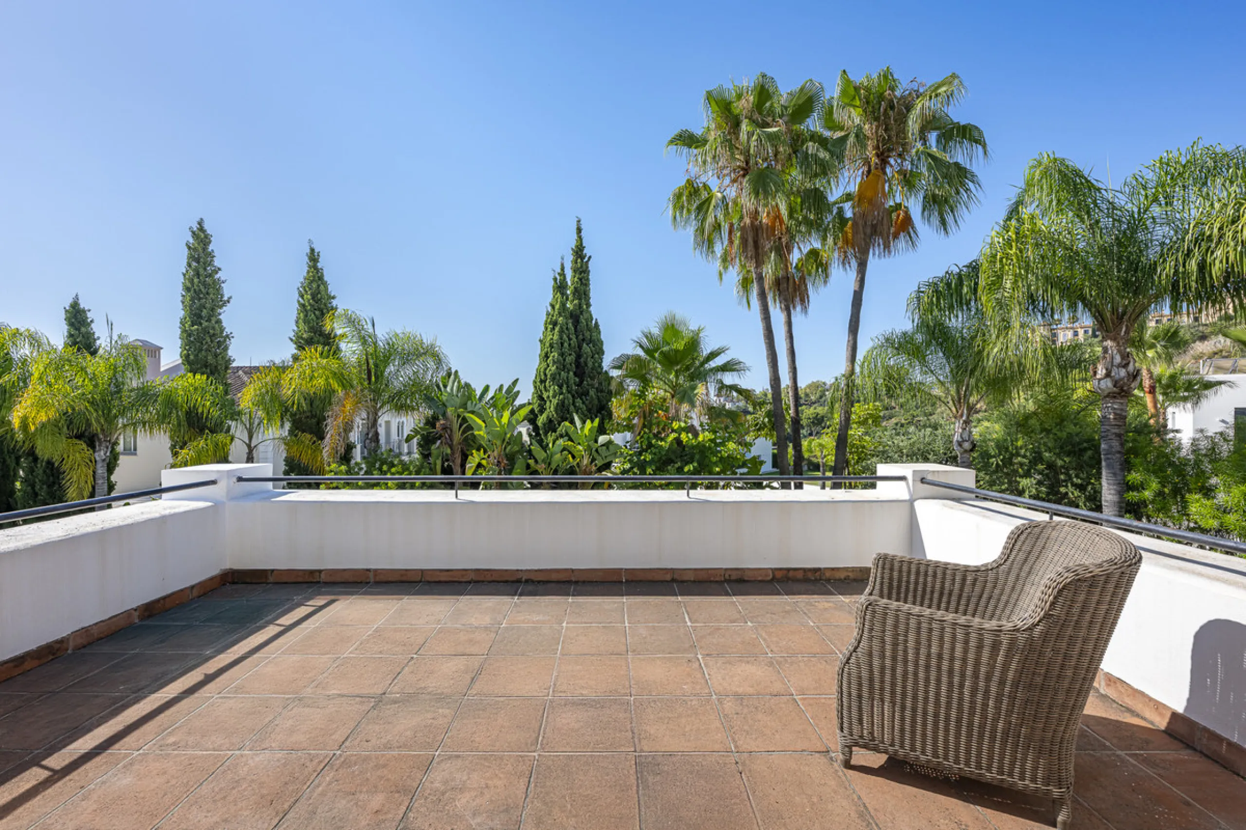 Set in the prestigious gated community of La Reserva de La Quinta in Benahavís, this Andalusian-inspired villa combines timeless architecture with a privileged frontline golf position. Surrounded by lush greenery, the property offers complete privacy, ele