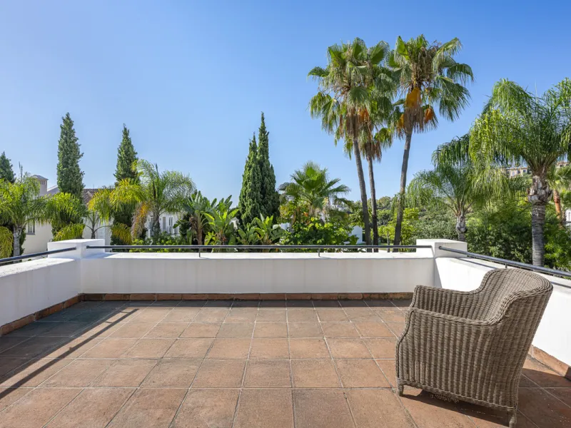 Set in the prestigious gated community of La Reserva de La Quinta in Benahavís, this Andalusian-inspired villa combines timeless architecture with a privileged frontline golf position. Surrounded by lush greenery, the property offers complete privacy, ele