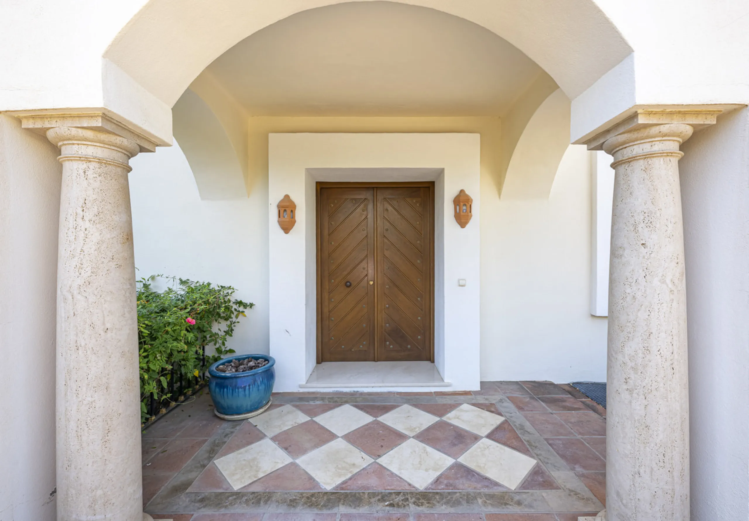 Set in the prestigious gated community of La Reserva de La Quinta in Benahavís, this Andalusian-inspired villa combines timeless architecture with a privileged frontline golf position. Surrounded by lush greenery, the property offers complete privacy, ele