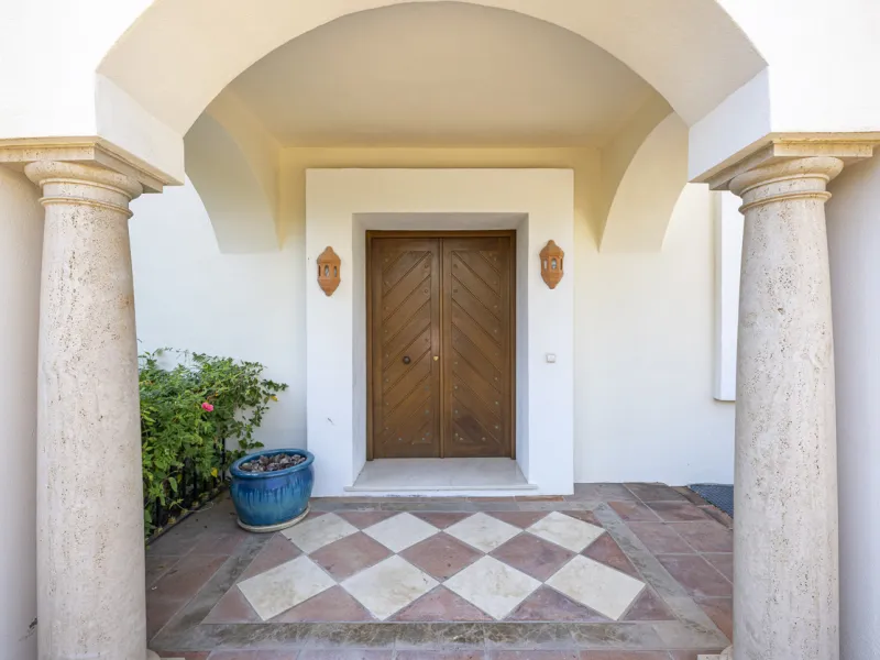 Set in the prestigious gated community of La Reserva de La Quinta in Benahavís, this Andalusian-inspired villa combines timeless architecture with a privileged frontline golf position. Surrounded by lush greenery, the property offers complete privacy, ele