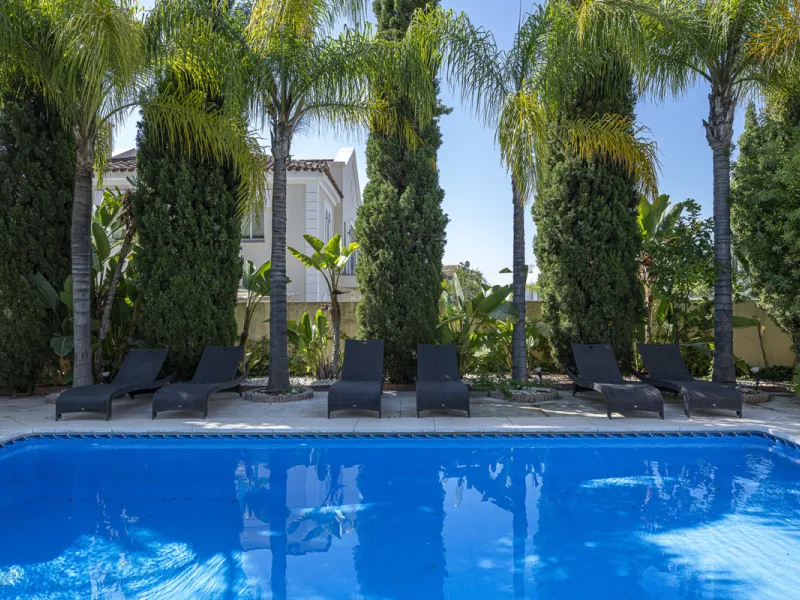 Set in the prestigious gated community of La Reserva de La Quinta in Benahavís, this Andalusian-inspired villa combines timeless architecture with a privileged frontline golf position. Surrounded by lush greenery, the property offers complete privacy, ele