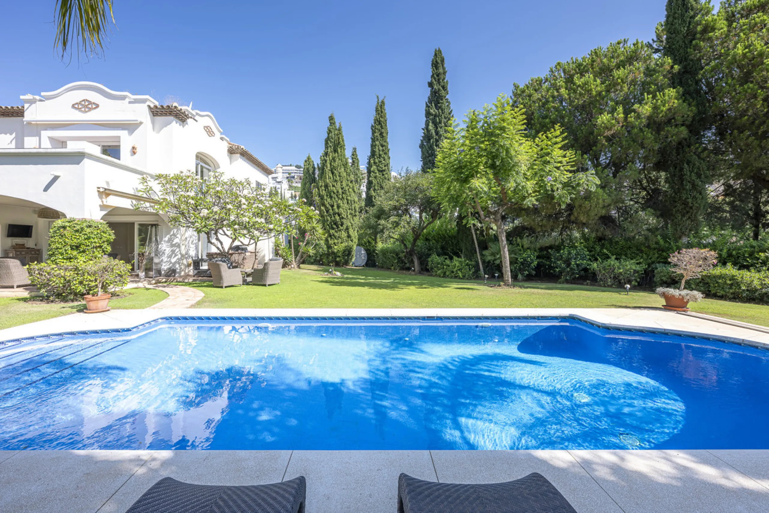 Set in the prestigious gated community of La Reserva de La Quinta in Benahavís, this Andalusian-inspired villa combines timeless architecture with a privileged frontline golf position. Surrounded by lush greenery, the property offers complete privacy, ele