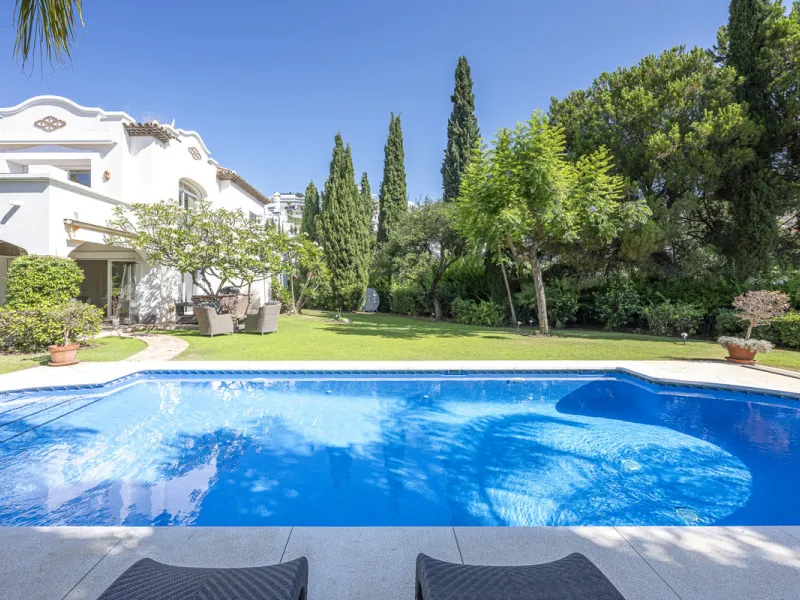 Set in the prestigious gated community of La Reserva de La Quinta in Benahavís, this Andalusian-inspired villa combines timeless architecture with a privileged frontline golf position. Surrounded by lush greenery, the property offers complete privacy, ele