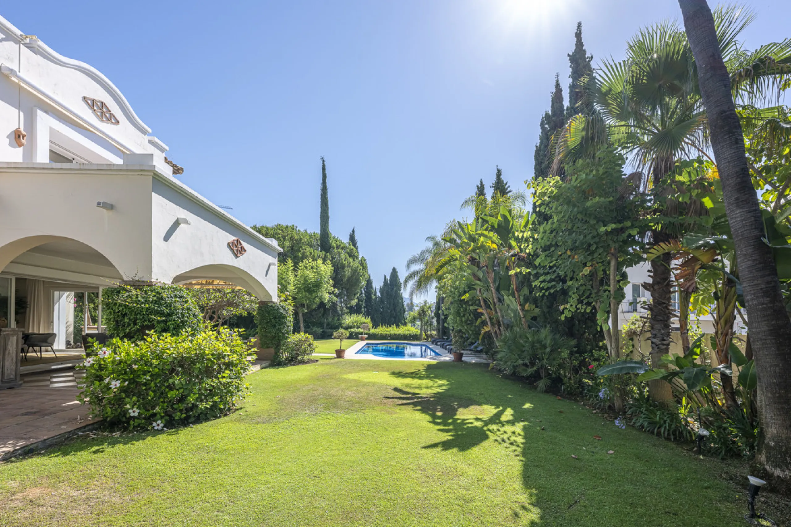 Set in the prestigious gated community of La Reserva de La Quinta in Benahavís, this Andalusian-inspired villa combines timeless architecture with a privileged frontline golf position. Surrounded by lush greenery, the property offers complete privacy, ele