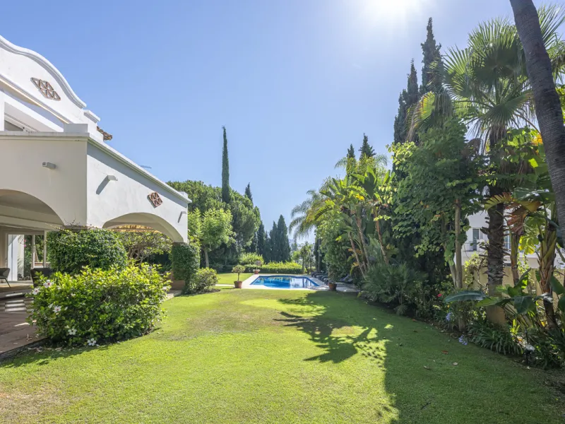 Set in the prestigious gated community of La Reserva de La Quinta in Benahavís, this Andalusian-inspired villa combines timeless architecture with a privileged frontline golf position. Surrounded by lush greenery, the property offers complete privacy, ele
